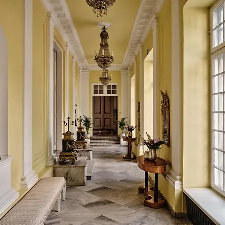 ベッド・アンド・ブレックファスト Butikowy Palac ヤブウォンナ